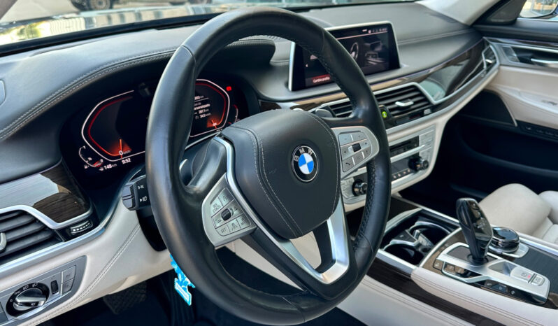 BMW Serie 7 750i xDrive 4.4 V8 Benzina 530 CV pieno