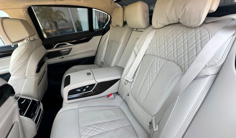 BMW Serie 7 750i xDrive 4.4 V8 Benzina 530 CV pieno
